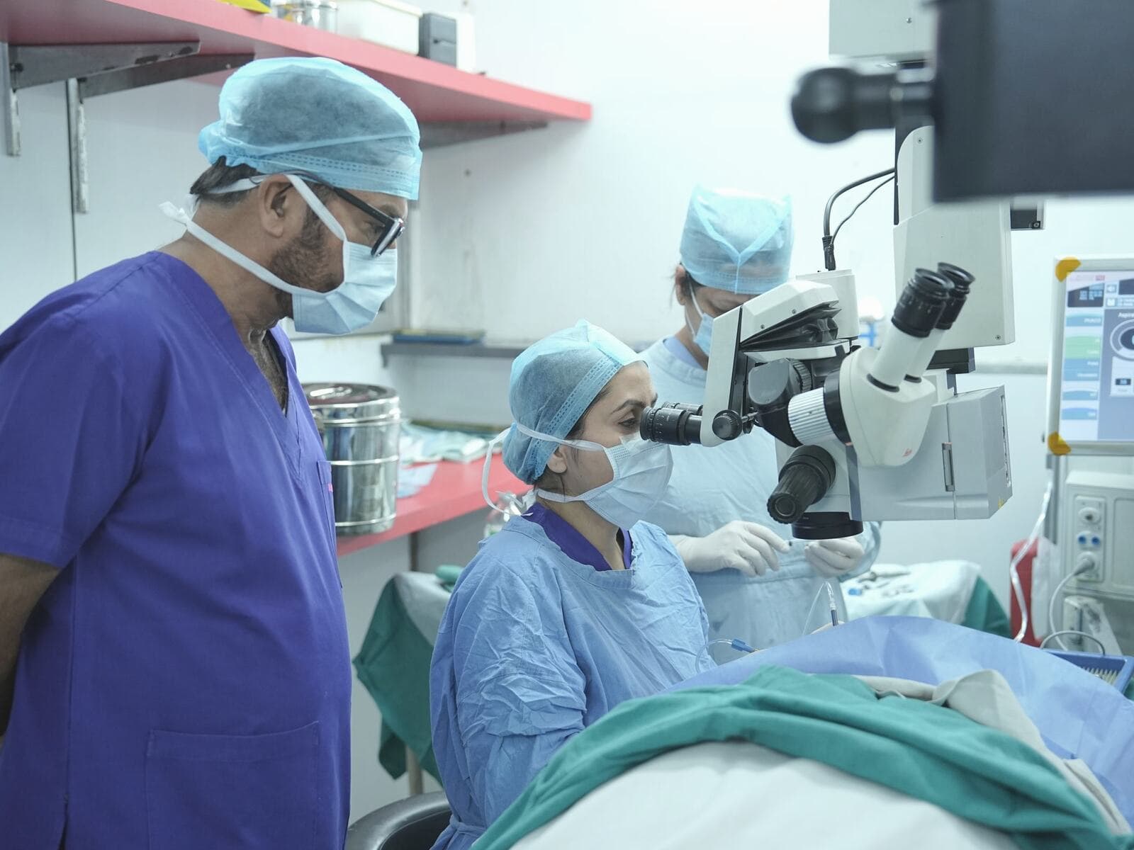 Healtree surgeons operating with an operating microscope